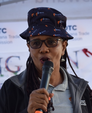 In its ongoing efforts to impact the community through enhanced food security and environmental conservation, the Botswana Trade Commission (BOTC) today launched a Community Support Initiative at Manyana Primary School. This initiative aligns with the Governmentβs priority area on social development.